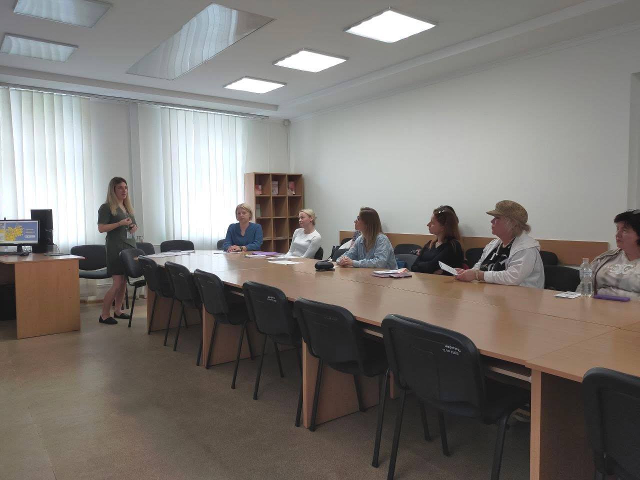У Рівному переселенців навчали, як отримати компенсацію за няню від держави